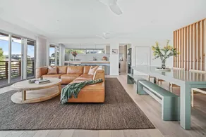'The Dawn'- Beachside luxury 50m from beach - Image 3