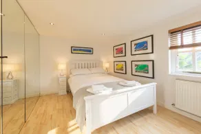 Stylist Split Level 2 Bed with Parking - Image 5