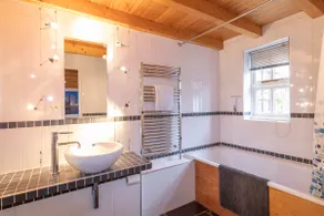 Stylist Split Level 2 Bed with Parking - Image 3