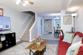 3-Bed Athens Getaway right near UGA! Pool, Parking - Image 2