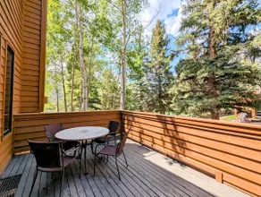 Das Townhome befindet sich im Norden von Keystone, einem abgelegenen Clubhaus mit Außenpool und Whirlpool im Innenbereich, und ist der richtige Ort für eine große Gruppe! - Image 2