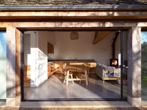 High Cogges Farm Holiday Cottages - The Cart Shed - Image 4