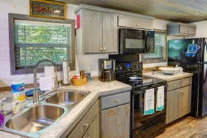 Mayfield Tiny Home w/ Porch, Walk to Beaches! - Image 3