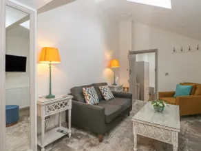 Lakeside Cottage - Image 4