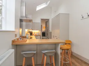 Lakeside Cottage - Image 5