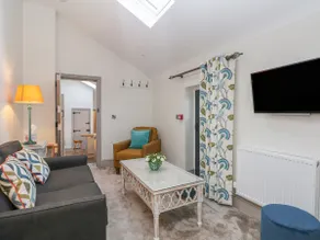 Lakeside Cottage - Image 3