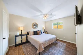 Stylish Family Home : Arcade | Kemah | Work Desk - Image 2