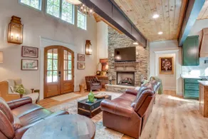 Luxurious Clarkesville Cabin w/ Decks & Fire Pit - Image 4
