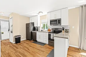 New! Cozy Upper 1BR Flat near Downtown Roseville - Image 3