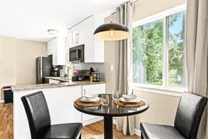 New! Cozy Upper 1BR Flat near Downtown Roseville - Image 4