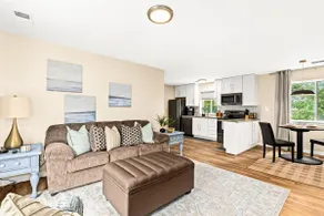 New! Cozy Upper 1BR Flat near Downtown Roseville - Image 2