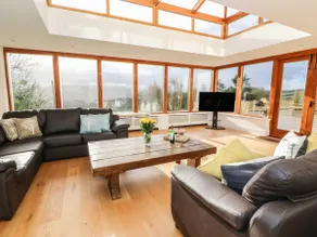 Oakwood House - Image 5