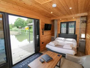 Maple Lodge at Bridge Lake Farm & Fishery - Image 5