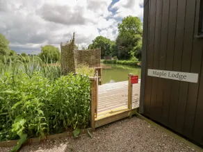 Maple Lodge at Bridge Lake Farm & Fishery - Image 2