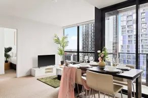 Modern 2BR Apt Next to Victoria Market City Views - Image 2