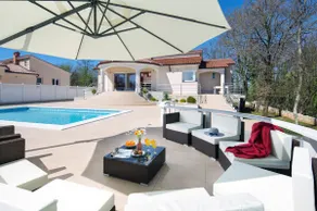 Villa Vivian by Villa Plus - Image 4
