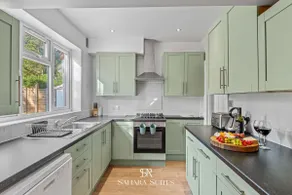 Luxury 6-BR Ensuite - Sleeps 12 - Reading Centre - Parking - Image 2