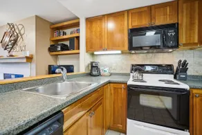Enjoy this spacious three bedroom three bathroom Highridge Condo B1 - Image 5