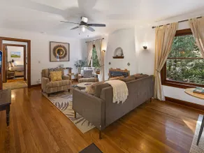 Newly renovated 1929 cottage near Roche Harbor wit - Image 2