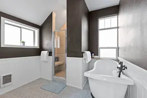 Downtown Hot tub, 2BR / 2BA & full kitchen - Image 2