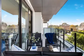 Caulfield Elegance: Chic Abode - Image 2