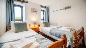 Spacious 3-Bed Holiday Cottage by the Sea - Image 2