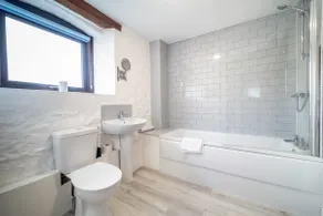 Spacious 3-Bed Holiday Cottage by the Sea - Image 4