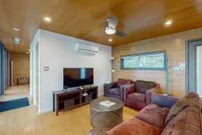 Contemporary 2BR Lakefront Finger Lakes - Image 5