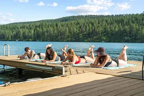 Lakefront 5BR sleeps 15 w/ hot tub, dock, yard - Image 5