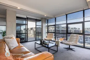 Large Modern 2 Bdrm Apt, Water Views, 2x Car Spots - Image 5