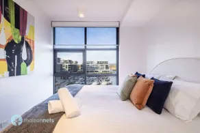 Large Modern 2 Bdrm Apt, Water Views, 2x Car Spots - Image 3