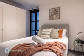 Large Modern 2 Bdrm Apt, Water Views, 2x Car Spots - Image 4