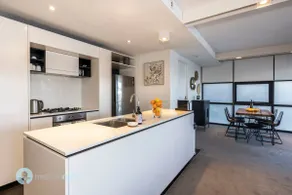 Large Modern 2 Bdrm Apt, Water Views, 2x Car Spots - Image 2