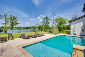 Relax Fireside! Waterfront Family Home in Malakoff - Image 2