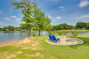 Relax Fireside! Waterfront Family Home in Malakoff - Image 3