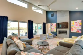 Relax Fireside! Waterfront Family Home in Malakoff - Image 4