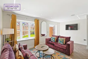 Spacious 4 Bedroom 2 Bath Serviced Home For Contractors & Families with X2 Free Parking Spaces, Fast WiFi - Hosted By Redwood Stays - Image 2