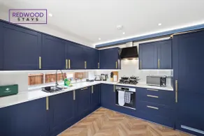Spacious 4 Bedroom 2 Bath Serviced Home For Contractors & Families with X2 Free Parking Spaces, Fast WiFi - Hosted By Redwood Stays - Image 5