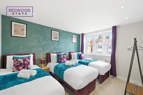 Spacious 4 Bedroom 2 Bath Serviced Home For Contractors & Families with X2 Free Parking Spaces, Fast WiFi - Hosted By Redwood Stays - Image 3