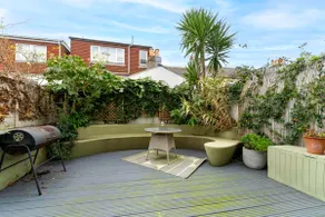 Lovely 3 Bedroom House + Private Garden - Image 4
