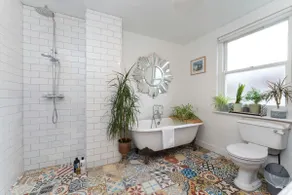Lovely 3 Bedroom House + Private Garden - Image 3