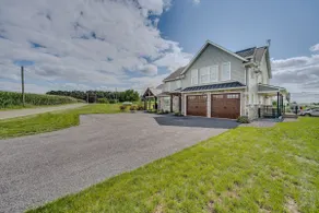 Patio & Yard: Newly Built Retreat in Ronks! - Image 3