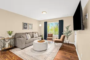 New! Cozy Upper 1BR Flat near Downtown Roseville - Image 2