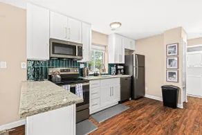 New! Cozy Upper 1BR Flat near Downtown Roseville - Image 4