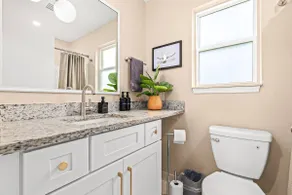 New! Cozy Upper 1BR Flat near Downtown Roseville - Image 5
