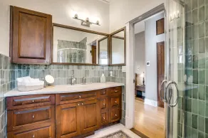 Golden Retreat – 2BR/3 Beds with Views+Yard - Image 4