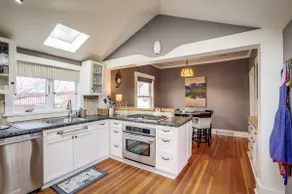 Golden Retreat – 2BR/3 Beds with Views+Yard - Image 3