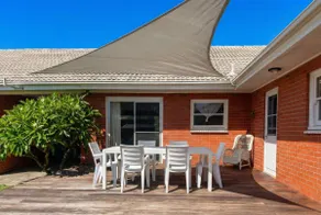 Joffs Beach House—Coastal Ease near Main Street - Image 4