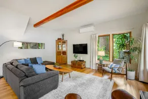 4BR charming lakeside home with beach access - Image 5