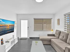 Charming 2BR Lakefront Cottage in Davie near Beach - Image 3